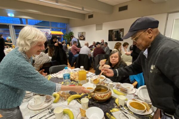 Participatieraadleden nemen deel aan de Iftar
